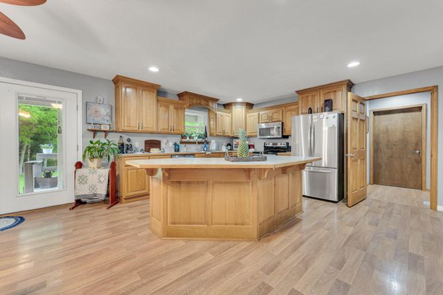 7222 N Farm Road 203, Strafford, MO 65757