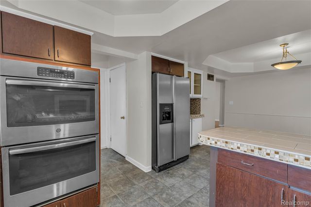 25150 Briarbank Avenue, Southfield, MI 48033