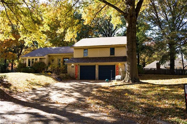 1513 NW Weatherstone Court, Blue Springs, MO 64015