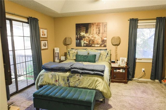 1513 NW Weatherstone Court, Blue Springs, MO 64015