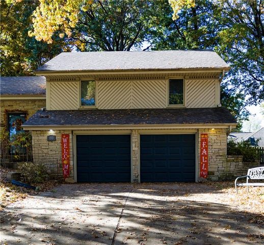 1513 NW Weatherstone Court, Blue Springs, MO 64015