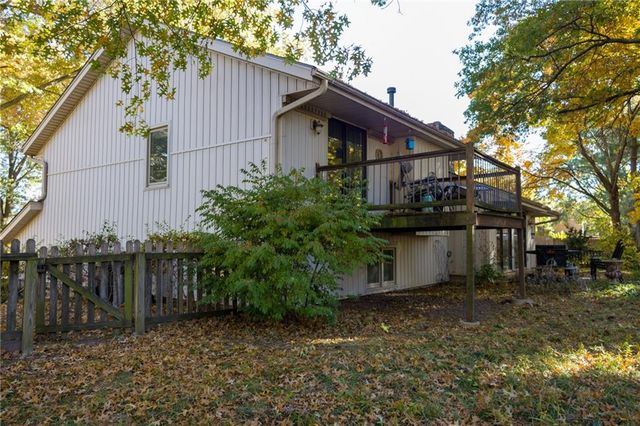 1513 NW Weatherstone Court, Blue Springs, MO 64015