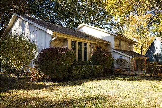 1513 NW Weatherstone Court, Blue Springs, MO 64015