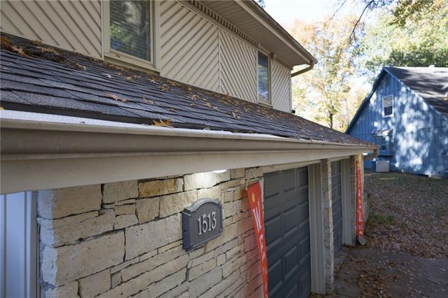 1513 NW Weatherstone Court, Blue Springs, MO 64015