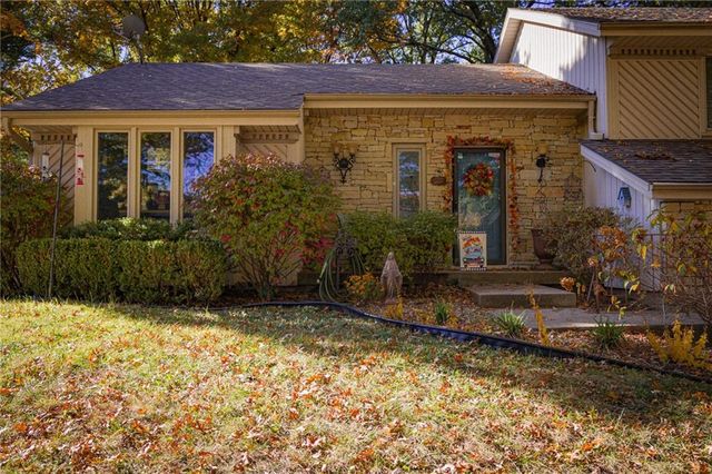 1513 NW Weatherstone Court, Blue Springs, MO 64015