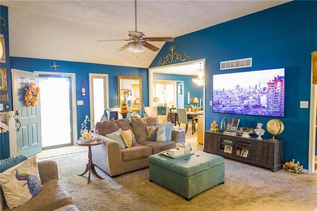 1513 NW Weatherstone Court, Blue Springs, MO 64015