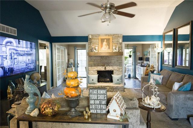 1513 NW Weatherstone Court, Blue Springs, MO 64015