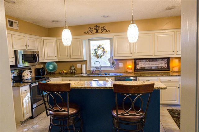 1513 NW Weatherstone Court, Blue Springs, MO 64015