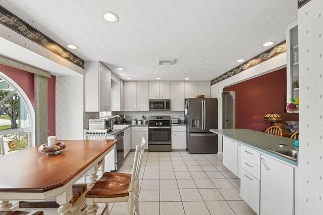 902 Egret Avenue, Fort Pierce, FL 34982