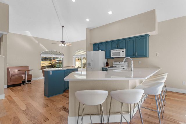 680 Emerald Pointe Drive 7, Hollister, MO 65672