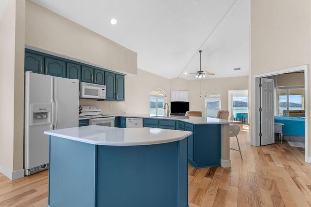 680 Emerald Pointe Drive 7, Hollister, MO 65672