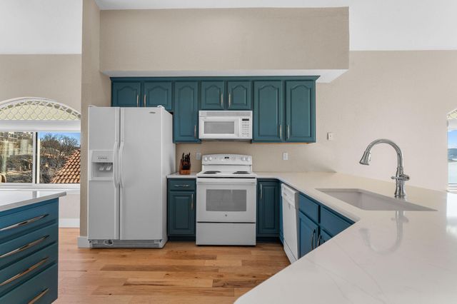 680 Emerald Pointe Drive 7, Hollister, MO 65672