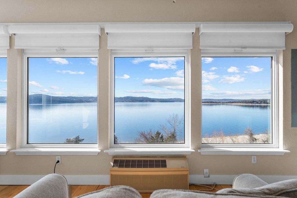 680 Emerald Pointe Drive 7, Hollister, MO 65672