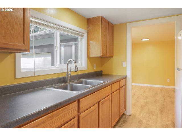 865 W 28TH Ave, Eugene, OR 97405