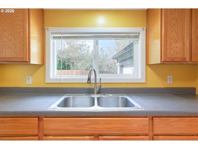 865 W 28TH Ave, Eugene, OR 97405