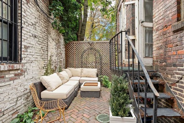 92 Chestnut St, Boston, MA 02108