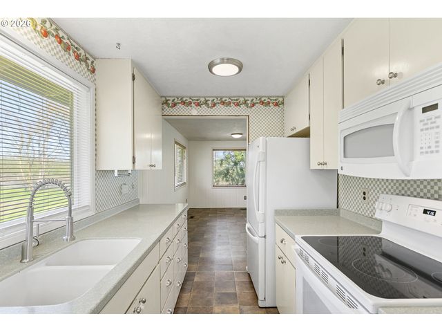 10418 CHAMPOEG Rd, Aurora, OR 97002
