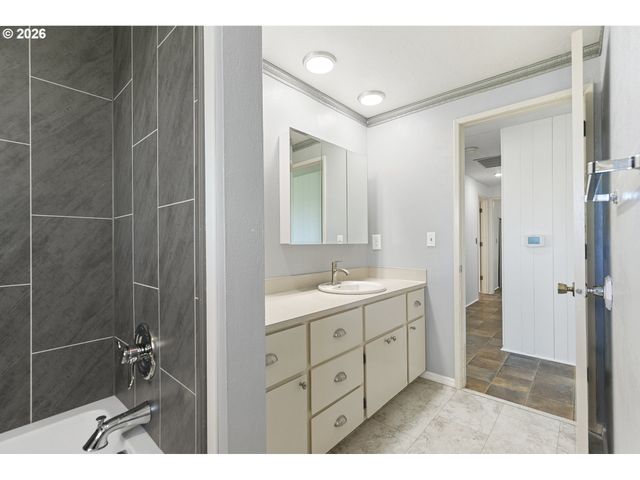 10418 CHAMPOEG Rd, Aurora, OR 97002