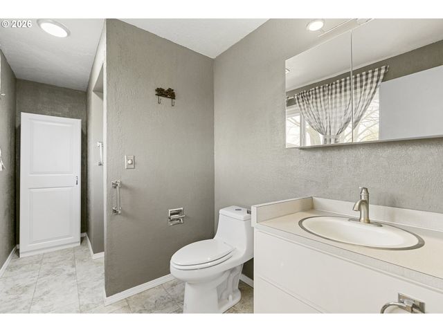 10418 CHAMPOEG Rd, Aurora, OR 97002