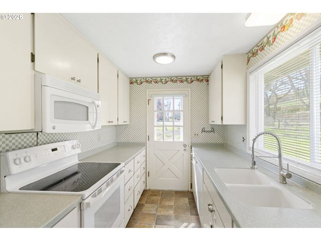 10418 CHAMPOEG Rd, Aurora, OR 97002