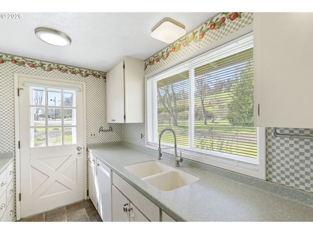 10418 CHAMPOEG Rd, Aurora, OR 97002