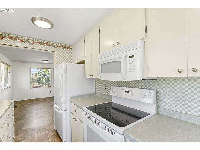10418 CHAMPOEG Rd, Aurora, OR 97002