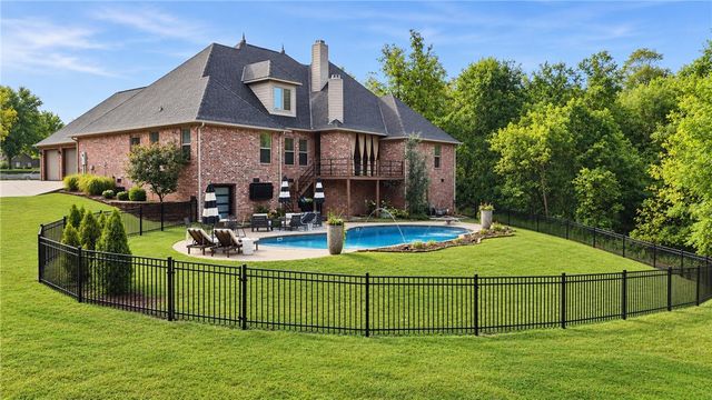 8700 Crest Lane, Springdale, AR 72762