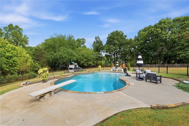 8700 Crest Lane, Springdale, AR 72762