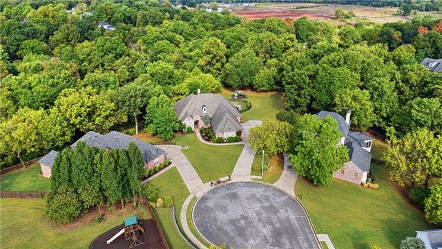 8700 Crest Lane, Springdale, AR 72762