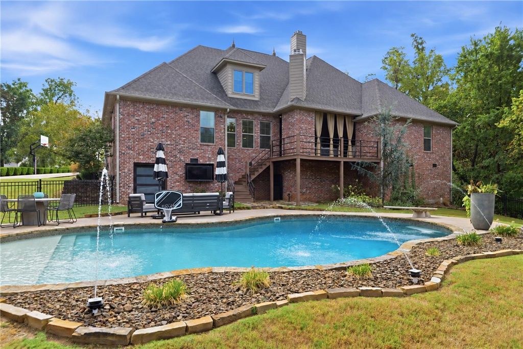 8700 Crest Lane, Springdale, AR 72762