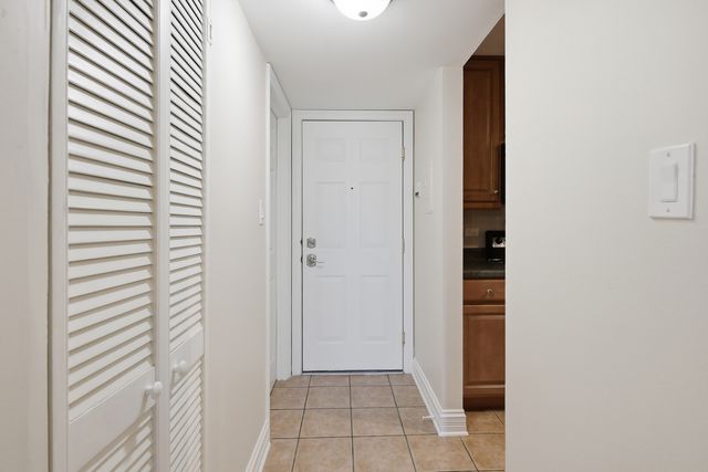 960 Beau Drive 303, Des Plaines, IL 60016