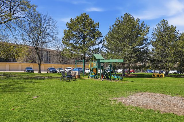 960 Beau Drive 303, Des Plaines, IL 60016