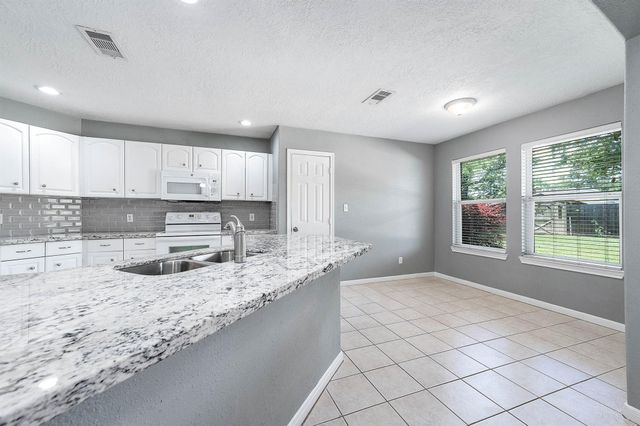 69 Briar Oak Court, Alvin, TX 77511