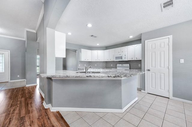 69 Briar Oak Court, Alvin, TX 77511
