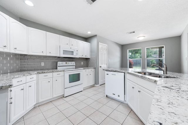 69 Briar Oak Court, Alvin, TX 77511
