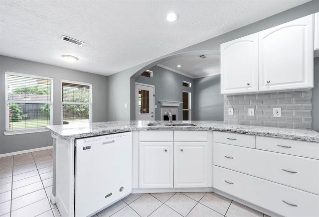 69 Briar Oak Court, Alvin, TX 77511