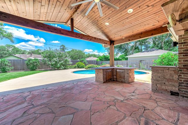 69 Briar Oak Court, Alvin, TX 77511