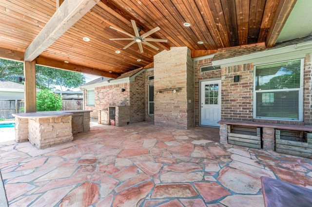 69 Briar Oak Court, Alvin, TX 77511