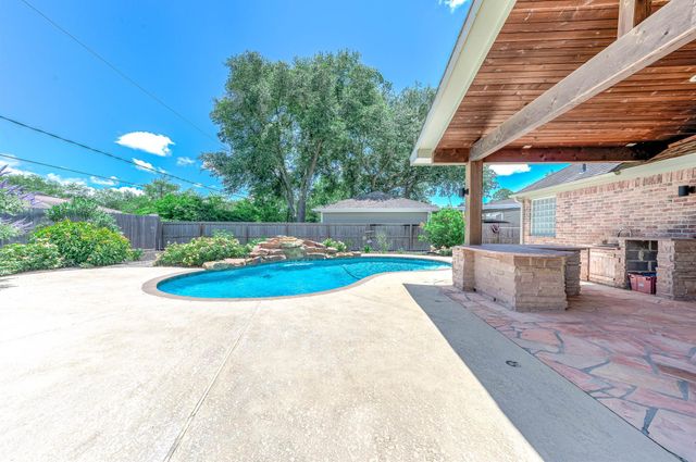 69 Briar Oak Court, Alvin, TX 77511