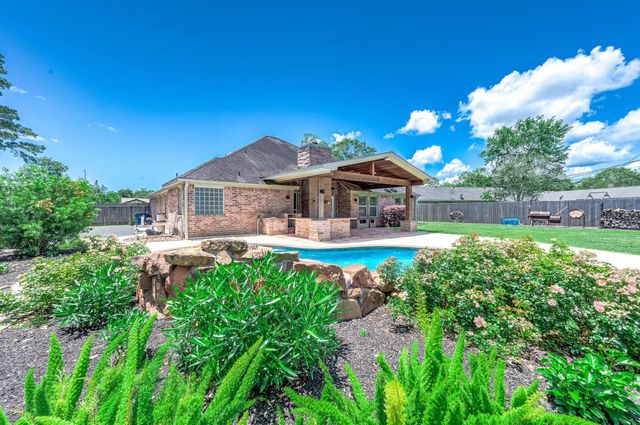 69 Briar Oak Court, Alvin, TX 77511