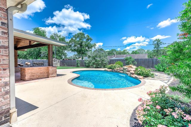 69 Briar Oak Court, Alvin, TX 77511