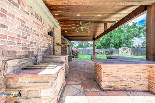 69 Briar Oak Court, Alvin, TX 77511