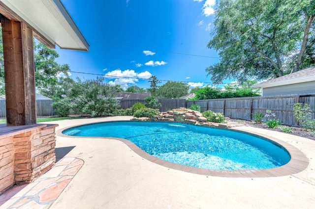 69 Briar Oak Court, Alvin, TX 77511