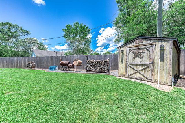 69 Briar Oak Court, Alvin, TX 77511
