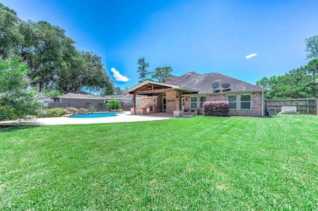 69 Briar Oak Court, Alvin, TX 77511