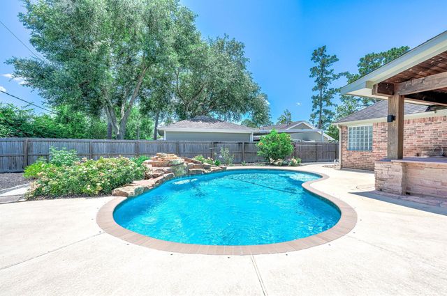 69 Briar Oak Court, Alvin, TX 77511