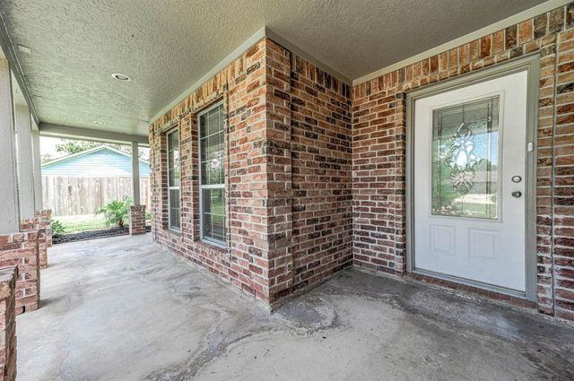 69 Briar Oak Court, Alvin, TX 77511