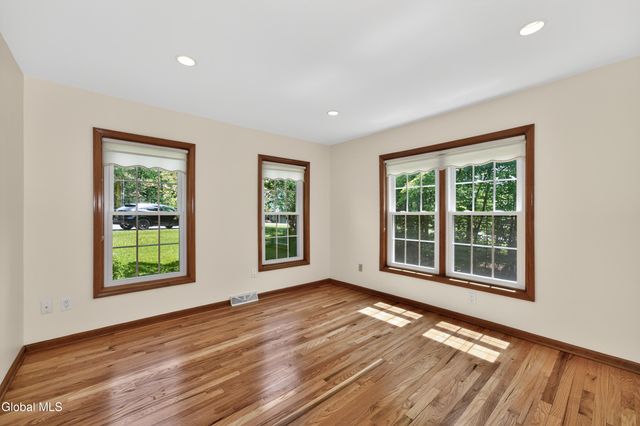 11 Pineview Lane, East Greenbush, NY 12061