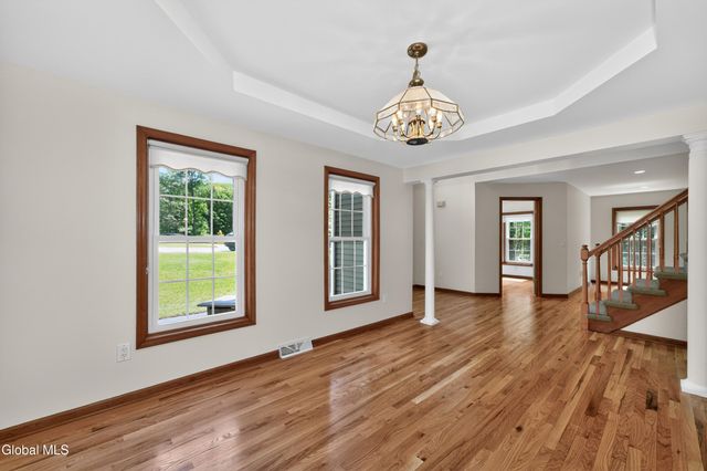 11 Pineview Lane, East Greenbush, NY 12061