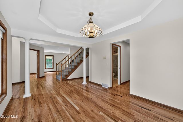 11 Pineview Lane, East Greenbush, NY 12061